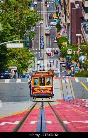 Vor dem Van Ness Avenue Trolley, der bergauf fährt, San Francisco, CA Stockfoto