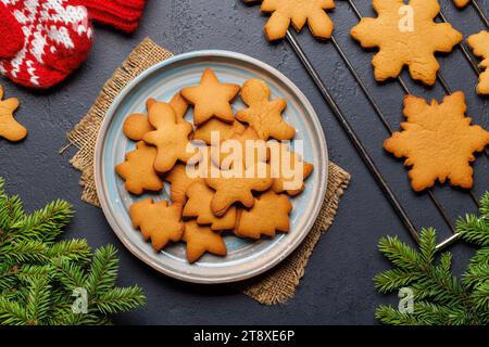 Lebkuchenkekse und Tannenzweig. Weihnachtskarte Stockfoto