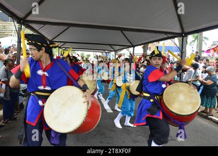 Stadt: Marília, São Paulo, Brasilien, 04. April 2023: Präsentation der japanischen Kultur auf dem Platz zum Jahrestag der Stadt mit großen Taiko-Trommeln Stockfoto