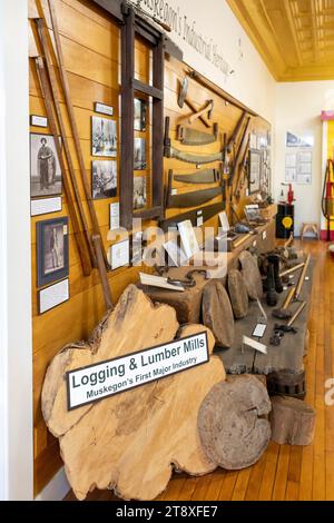 Muskegon, Michigan - das Muskegon Heritage Museum bietet mehr als 200 Exponate, die die Geschäfts- und Industriegeschichte der Region zeigen. Werkzeuge sind disp Stockfoto