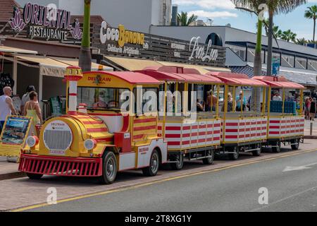 Corralejo, Spanien. 25. September 2023: Der Touristenzug in Corralejo, Fuerteventura, Kanarische Inseln, Spanien. Dieser Zug bringt Touristen durch die Stadt Stockfoto