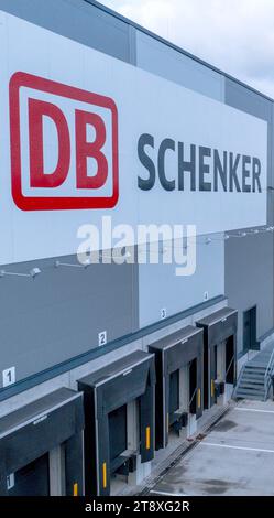 Rostock, Deutschland. November 2023. Das Gebäude für das neue Hochregallager des Logistikunternehmens DB Schenker. Die Logistikgesellschaft der Deutschen Bahn betreibt mehrere Logistikzentren in Mecklenburg-Vorpommern. Quelle: Jens Büttner/dpa/Alamy Live News Stockfoto