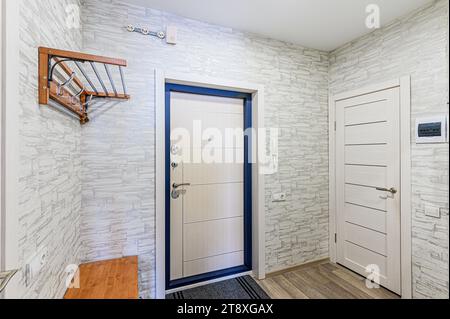 Innenkorridor, Flur, Türen Stockfoto