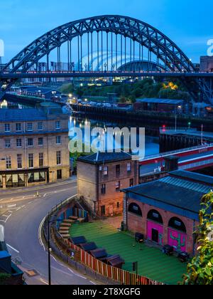 Erhöhter Blick auf die Tyne und die Swing Bridge in Newcastle während der blauen Morgenstunde. Gateshead ist im Hintergrund Stockfoto