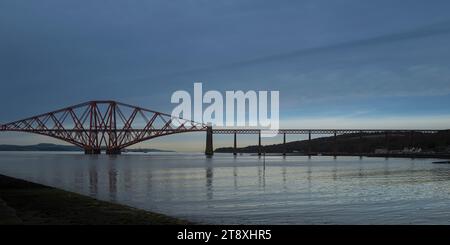 Blick auf die Forth Bridge mit Blick auf den Hafen in South Queensferry, nahe Edinburgh, Schottland Stockfoto