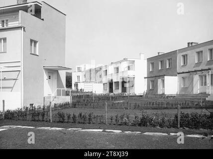 Werkbundsiedlung, Haus 46, 35-36, 33-34 (13., Woinovichgasse 7, Veitingerg. 103-117), Gartenseite, Martin Gerlach jun. (1879-1944), Fotograf Jacques Groag (1892-1962), Architekt Julius Jirasek (1896-1965), Architekt Oswald Haerdtl (1899–1959), Architekt Ernst Anton Plischke (1903–1992), Architekt Josef Wenzel (1902–1964), Architekt, 1932, Glas, negativ, Höhe 17,8 cm, Breite 23,8 cm, Architektur, rotes Wien, Ausstellungen, 13. Bezirk: Hietzing, das gewöhnliche Haus oder die gewöhnliche Reihe von Häusern, Flachbau, Wohnhaus Stockfoto