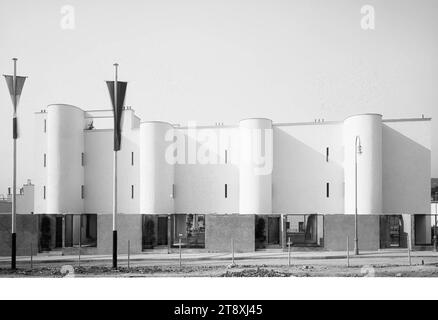 Werkbundsiedlung, Haus 25-28 (13., Veitingergasse 87-93): Straßenseite, Martin Gerlach jun. (1879-1944), Fotograf, André Lurcat (1892-1970), Architekt, 1932, Glas, negativ, Höhe 17,8 cm, Breite 23,8 cm, Architektur, rotes Wien, Ausstellungen, 13. Bezirk: Hietzing, das übliche Haus oder die übliche Reihe von Häusern, Flachbau, Wohnhaus, die Wiener Sammlung Stockfoto