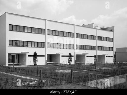 Werkbundsiedlung, Haus 25 bis 28 (13., Veitingergasse 87-93): Gartenseite, Martin Gerlach Jr. (1879-1944), Fotograf, André Lurcat (1892-1970), Architekt, 1932, Glas, negativ, Höhe 17,8 cm, Breite 23,8 cm, Architektur, rotes Wien, Ausstellungen, 13. Bezirk: Hietzing, das übliche Haus oder eine Reihe von Häusern, Garten, Flachbau, Mehrfamilienhaus, die Wiener Sammlung Stockfoto