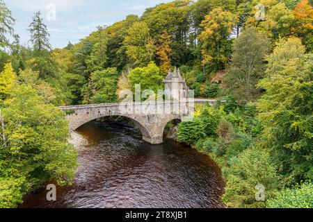 Eine Lodge zum Ballindalloch Castle neben dem Fluss Avon an der Bridge of Avon, Speyside, Moray, Schottland Großbritannien Stockfoto