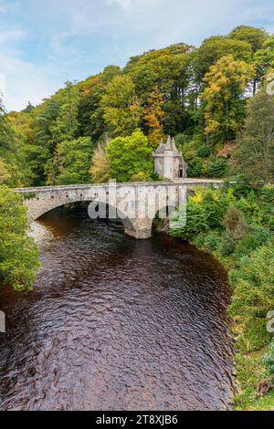 Eine Lodge zum Ballindalloch Castle neben dem Fluss Avon an der Bridge of Avon, Speyside, Moray, Schottland Großbritannien Stockfoto