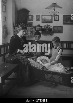 Mautnerschlössl' (18., Khevenhüllerstraße 6), Frau Mautner mit drei Kindern, Martin Gerlach jun. (1879-1944), Fotograf, Datum vor 1924, Glas, negativ, Höhe 23,9 cm, Breite 17,9 cm, Familie, Wohnen, 18. Bezirk: Währing, Innenansicht, Bürgerarchitektur; Gebäude; Wohnungen - AA - Bürgerarchitektur: Innenansicht, Mutter und Baby oder Kleinkind, Porträt, Möbel und Haushaltsgegenstände, Innenansicht  Darstellung eines Gebäudes, Sammlung Wien Stockfoto