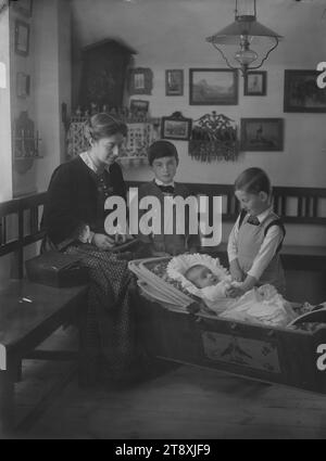 Mautnerschlössl' (18., Khevenhüllerstraße 6), Frau Mautner mit drei Kindern, Martin Gerlach jun. (1879-1944), Fotograf, Datum vor 1924, Glas, negativ, Höhe 23,9 cm, Breite 17,9 cm, Familie, Wohnen, 18. Bezirk: Währing, Innenansicht, Bürgerarchitektur; Gebäude; Wohnungen - AA - Bürgerarchitektur: Innenansicht, Mutter und Baby oder Kleinkind, Porträt, Möbel und Haushaltswaren, Innenansicht  ein Gebäude, die Wiener Sammlung Stockfoto