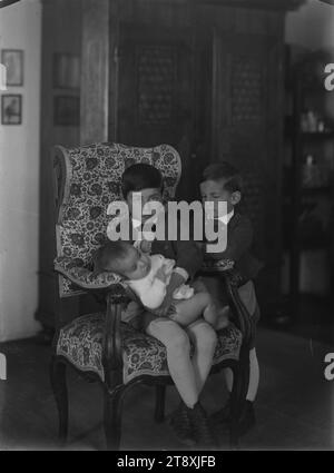 Mautnerschlössl' (18., Khevenhüllerstraße 6), drei Kinder der Familie Mautner, Martin Gerlach jun. (1879-1944), Fotograf, Datum vor 1924, Glas, negativ, Höhe 23,9 cm, Breite 17,9 cm, Wohngebiet, 18. Bezirk: Währing, Innenansicht, Bürgerarchitektur; Gebäude; Wohnungen - AA - Bürgerarchitektur: Innenansicht, Porträt, Kinder-, Möbel- und Haushaltsgegenstände, Innenansicht  Darstellung eines Gebäudes, Sammlung Wien Stockfoto