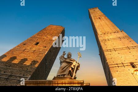 Zwei Türme (Le Due Torri Garisenda e degli Asinelli) als Symbole des mittelalterlichen Bologna, Emilia-Romagna, Italien Stockfoto