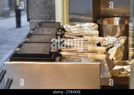 Bügeln Sie alte Waffeln des Pfannkuchenmachers auf einem Markt Stockfoto