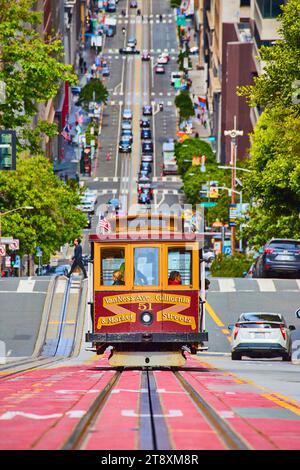 Hinter dem Van Ness Avenue Trolley, der bergab geht, San Francisco, CA Stockfoto