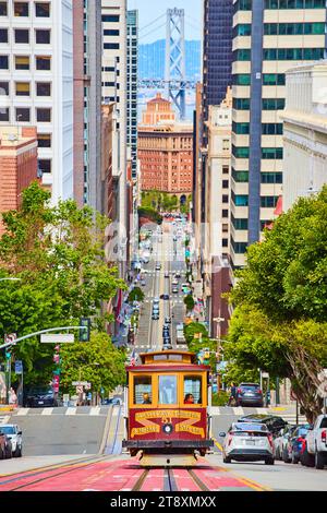 Van Ness Avenue Trolley bergab in Richtung Oakland Bay Bridge, San Francisco, CA Stockfoto