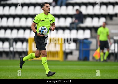 Tubize, Belgien. November 2023. Schiedsrichter Ibrahim Afifi wurde während eines Freundschaftsspiels zwischen den belgischen und französischen U20-Nationalmannschaften am Dienstag, den 21. November 2023 in Tubize, Belgien, gezeigt. Quelle: Sportpix/Alamy Live News Stockfoto