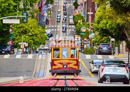 Hinter der Van Ness Avenue Trolley, die bergab geht, San Francisco, CA Stockfoto