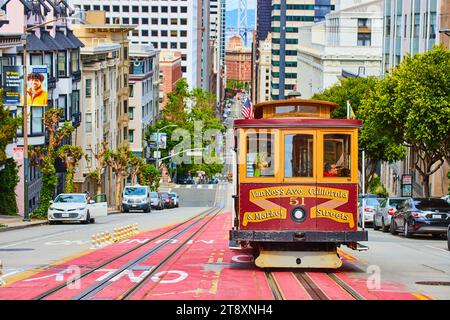 Straßenbahn-Trolley der van Ness Avenue, die bergab in Richtung Oakland Bay Bridge, San Francisco, CA Stockfoto