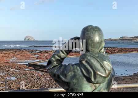 The Watcher, eine Bronzestatue von Kenny Hunter im Scottish Seabird Centre, North Berwick, East Lothian, Schottland, Großbritannien Stockfoto