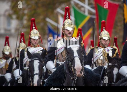 London, England, Großbritannien. November 2023. Berittene Wachen führen den Weg zu den königlichen Kutschen von König Karl III. In der Mall, während er mit dem südkoreanischen Präsidenten Yoon Suk Yeol nach der Begrüßungszeremonie in der Horse Guards Parade zum Buckingham Palace reist. (Kreditbild: © Tayfun Salci/ZUMA Press Wire) NUR REDAKTIONELLE VERWENDUNG! Nicht für kommerzielle ZWECKE! Stockfoto