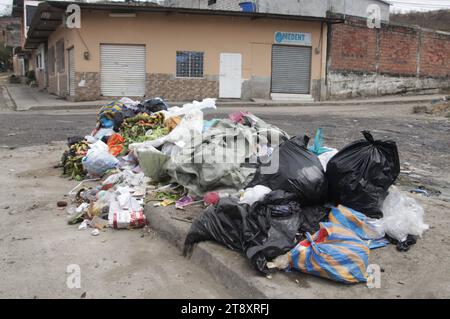 GYE-RECOLECCION BASURA DURAN Duran, martes 21 de noviembre del 2023 Las calles y esquinas del canton Duran amanecieron llenas de basura, esto se debe a la Suspension del servicio de recoleccion de basura por parte del consorcio Duran Limpio, quienes, 3 anos del Gobierno Autonomo Descentralizado de Duran, desde hoy, suspenden el servicio de recoleccion de basura en el canton. ESTA nueva problematica se suma a la falta de Agua y la inseguridad. Fotos:CÃ sar Munoz/API Duran Guayas Ecuador SOI-GYE-RECOLECCIONBASURADURAN-fbe63649c551adca Stockfoto