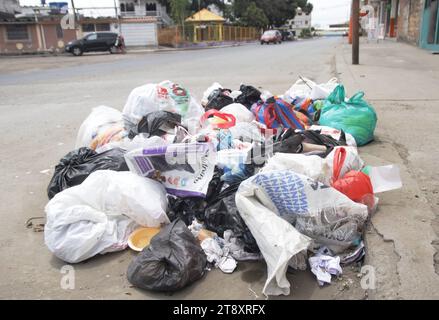 GYE-RECOLECCION BASURA DURAN Duran, martes 21 de noviembre del 2023 Las calles y esquinas del canton Duran amanecieron llenas de basura, esto se debe a la Suspension del servicio de recoleccion de basura por parte del consorcio Duran Limpio, quienes, 3 anos del Gobierno Autonomo Descentralizado de Duran, desde hoy, suspenden el servicio de recoleccion de basura en el canton. ESTA nueva problematica se suma a la falta de Agua y la inseguridad. Fotos:CÃ sar Munoz/API Duran Guayas Ecuador SOI-GYE-RECOLECCIONBASURADURAN-0d4d62971247caa8 Stockfoto