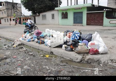 GYE-RECOLECCION BASURA DURAN Duran, martes 21 de noviembre del 2023 Las calles y esquinas del canton Duran amanecieron llenas de basura, esto se debe a la Suspension del servicio de recoleccion de basura por parte del consorcio Duran Limpio, quienes, 3 anos del Gobierno Autonomo Descentralizado de Duran, desde hoy, suspenden el servicio de recoleccion de basura en el canton. ESTA nueva problematica se suma a la falta de Agua y la inseguridad. Fotos:CÃ sar Munoz/API Duran Guayas Ecuador SOI-GYE-RECOLECCIONBASURADURAN-0bc732bf5f9a399b Stockfoto