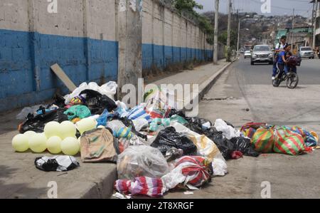 GYE-RECOLECCION BASURA DURAN Duran, martes 21 de noviembre del 2023 Las calles y esquinas del canton Duran amanecieron llenas de basura, esto se debe a la Suspension del servicio de recoleccion de basura por parte del consorcio Duran Limpio, quienes, 3 anos del Gobierno Autonomo Descentralizado de Duran, desde hoy, suspenden el servicio de recoleccion de basura en el canton. ESTA nueva problematica se suma a la falta de Agua y la inseguridad. Fotos:CÃ sar Munoz/API Duran Guayas Ecuador SOI-GYE-RECOLECCIONBASURADURAN-abbf04867847a281 Stockfoto