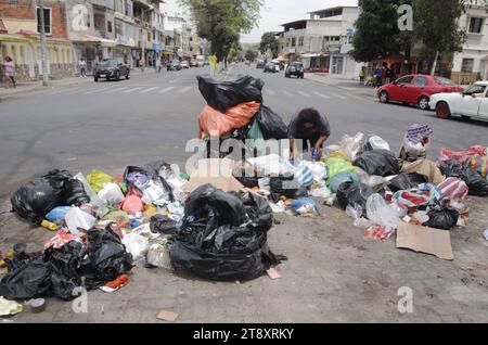 GYE-RECOLECCION BASURA DURAN Duran, martes 21 de noviembre del 2023 Las calles y esquinas del canton Duran amanecieron llenas de basura, esto se debe a la Suspension del servicio de recoleccion de basura por parte del consorcio Duran Limpio, quienes, 3 anos del Gobierno Autonomo Descentralizado de Duran, desde hoy, suspenden el servicio de recoleccion de basura en el canton. ESTA nueva problematica se suma a la falta de Agua y la inseguridad. Fotos:CÃ sar Munoz/API Duran Guayas Ecuador SOI-GYE-RECOLECCIONBASURADURAN-287317c4f16be2c5 Stockfoto