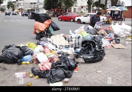 GYE-RECOLECCION BASURA DURAN Duran, martes 21 de noviembre del 2023 Las calles y esquinas del canton Duran amanecieron llenas de basura, esto se debe a la Suspension del servicio de recoleccion de basura por parte del consorcio Duran Limpio, quienes, 3 anos del Gobierno Autonomo Descentralizado de Duran, desde hoy, suspenden el servicio de recoleccion de basura en el canton. ESTA nueva problematica se suma a la falta de Agua y la inseguridad. Fotos:CÃ sar Munoz/API Duran Guayas Ecuador SOI-GYE-RECOLECCIONBASURADURAN-96d8b044a5b480ec Stockfoto