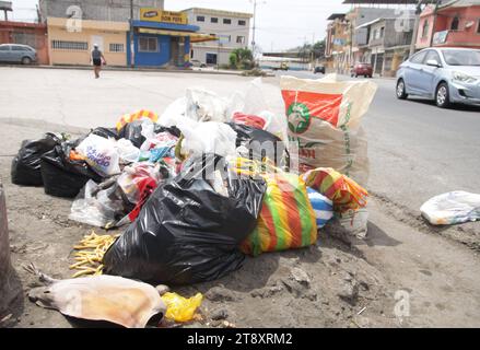 GYE-RECOLECCION BASURA DURAN Duran, martes 21 de noviembre del 2023 Las calles y esquinas del canton Duran amanecieron llenas de basura, esto se debe a la Suspension del servicio de recoleccion de basura por parte del consorcio Duran Limpio, quienes, 3 anos del Gobierno Autonomo Descentralizado de Duran, desde hoy, suspenden el servicio de recoleccion de basura en el canton. ESTA nueva problematica se suma a la falta de Agua y la inseguridad. Fotos:CÃ sar Munoz/API Duran Guayas Ecuador SOI-GYE-RECOLECCIONBASURADURAN-1d3f783985179ecc Stockfoto