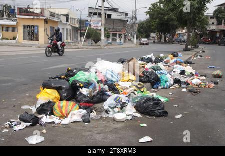 GYE-RECOLECCION BASURA DURAN Duran, martes 21 de noviembre del 2023 Las calles y esquinas del canton Duran amanecieron llenas de basura, esto se debe a la Suspension del servicio de recoleccion de basura por parte del consorcio Duran Limpio, quienes, 3 anos del Gobierno Autonomo Descentralizado de Duran, desde hoy, suspenden el servicio de recoleccion de basura en el canton. ESTA nueva problematica se suma a la falta de Agua y la inseguridad. Fotos:CÃ sar Munoz/API Duran Guayas Ecuador SOI-GYE-RECOLECCIONBASURADURAN-b1a3b3058cbe8c0c Stockfoto