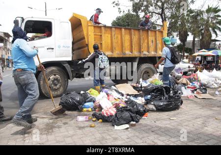 GYE-RECOLECCION BASURA DURAN Duran, martes 21 de noviembre del 2023 Las calles y esquinas del canton Duran amanecieron llenas de basura, esto se debe a la Suspension del servicio de recoleccion de basura por parte del consorcio Duran Limpio, quienes, 3 anos del Gobierno Autonomo Descentralizado de Duran, desde hoy, suspenden el servicio de recoleccion de basura en el canton. ESTA nueva problematica se suma a la falta de Agua y la inseguridad. Fotos:CÃ sar Munoz/API Duran Guayas Ecuador SOI-GYE-RECOLECCIONBASURADURAN-c90070b11eb08492 Stockfoto