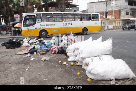 GYE-RECOLECCION BASURA DURAN Duran, martes 21 de noviembre del 2023 Las calles y esquinas del canton Duran amanecieron llenas de basura, esto se debe a la Suspension del servicio de recoleccion de basura por parte del consorcio Duran Limpio, quienes, 3 anos del Gobierno Autonomo Descentralizado de Duran, desde hoy, suspenden el servicio de recoleccion de basura en el canton. ESTA nueva problematica se suma a la falta de Agua y la inseguridad. Fotos:CÃ sar Munoz/API Duran Guayas Ecuador SOI-GYE-RECOLECCIONBASURADURAN-c33c0ff5dd61154f Stockfoto