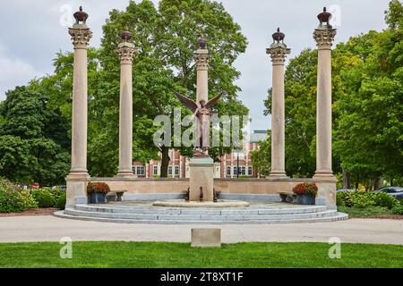 Benefiz, Benny, Bronzestatue an der Ball State University Muncie, an einem düsteren Sommertag Stockfoto