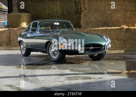 Klassischer britischer Sportwagen der Baureihe 1,5 Jaguar E Typ 4,3 mit festem Kopf Stockfoto