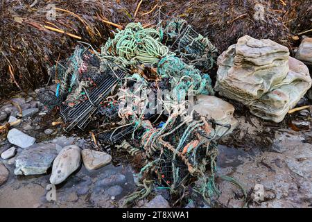 Hummertöpfe, Seile und andere Trümmer, die während der Stürme von Babet und Ciaran, Fife, Ostküste Schottlands, Großbritannien, am Kingsbarns Beach angespült wurden Stockfoto