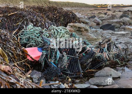 Hummertöpfe, Seile und andere Trümmer, die während der Stürme von Babet und Ciaran, Fife, Ostküste Schottlands, Großbritannien, am Kingsbarns Beach angespült wurden Stockfoto