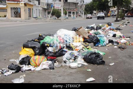 GYE-RECOLECCION BASURA DURAN Duran, martes 21 de noviembre del 2023 Las calles y esquinas del canton Duran amanecieron llenas de basura, esto se debe a la Suspension del servicio de recoleccion de basura por parte del consorcio Duran Limpio, quienes, 3 anos del Gobierno Autonomo Descentralizado de Duran, desde hoy, suspenden el servicio de recoleccion de basura en el canton. ESTA nueva problematica se suma a la falta de Agua y la inseguridad. Fotos:CÃ sar Munoz/API Duran Guayas Ecuador SOI-GYE-RECOLECCIONBASURADURAN-04bdd066d81652bf Stockfoto