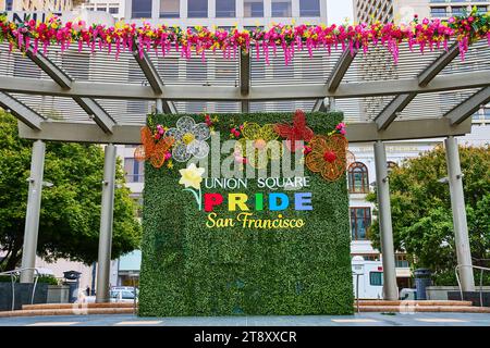 Union Square Pride San Francisco Wandansicht mit Blumen über Markise, CA. Stockfoto