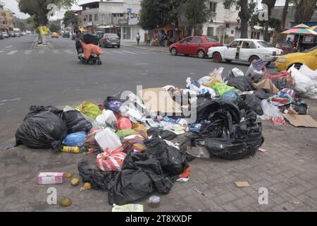 GYE-RECOLECCION BASURA DURAN Duran, martes 21 de noviembre del 2023 Las calles y esquinas del canton Duran amanecieron llenas de basura, esto se debe a la Suspension del servicio de recoleccion de basura por parte del consorcio Duran Limpio, quienes, 3 anos del Gobierno Autonomo Descentralizado de Duran, desde hoy, suspenden el servicio de recoleccion de basura en el canton. ESTA nueva problematica se suma a la falta de Agua y la inseguridad. Fotos:CÃ sar Munoz/API Duran Guayas Ecuador SOI-GYE-RECOLECCIONBASURADURAN-590503fa0a1a27d2 Stockfoto