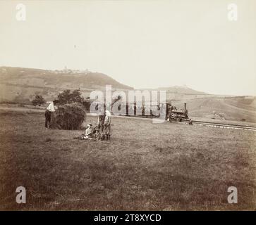 19., Zahnradbahn zum Kahlenberg, im Hintergrund der Kahlenberg und der Leopoldsberg, Victor [auch: Viktor] Angerer (1839-1894), Künstler, 1889, Trägerkarton, Albumenpapier, Trägerkarton 33 x 42 cm, Bildgröße 19, 6 x 23, 8 cm, 19. Bezirk: Döbling, Eisenbahn, Straßenbahn; Zahnradbahn, Landschaften, Zahnradbahn, Die Wiener Sammlung Stockfoto