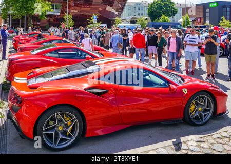 Liepaja, Lettland, 20. Juli 2023: Europäische Ferrari-Autobesitzer-Veranstaltung und öffentliche Automobilausstellung, Ferrari F8 Tributo im Vordergrund Stockfoto