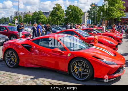 Liepaja, Lettland, 20. Juli 2023: Europäische Ferrari-Autobesitzer-Veranstaltung und öffentliche Automobilausstellung, Ferrari F8 Tributo im Vordergrund Stockfoto