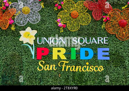 Grasy Union Square Pride San Francisco mit gefälschten Blumen an der Wand, CA. Stockfoto