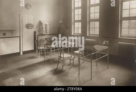 9., Sobieskigasse 31, Lustkandlgasse 50, Ayrenhoffgasse 9 - Kinderübernahmestelle - Ordinationszimmer - Innenansicht, Carl (Karl) Zapletal (1876-1941), Fotograf, Datum um 1926, Gelatinefarbenpapier, Höhe x Breite 38, 5 x 60 cm, Inschrift, Sport=Fotograf, Karl Zapletal, Wien, VIII., Josefstädterstr. 73, Telefon 26-1-71, Rotes Wien, Gesundheitswesen, Soziales, 9. Bezirk: Alsergrund, Kinderübernahmestelle, Sammlung Wien Stockfoto