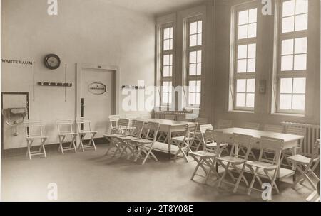 9., Sobieskigasse 31, Lustkandlgasse 50, Ayrenhoffgasse 9 - Kinderübernahmestelle - Ambulatorium - Wartezimmer - Innenansicht, Carl (Karl) Zapletal (1876-1941), Fotograf, Datum um 1926, Gelatinefarbenpapier, Höhe x Breite 38, 1 x 59, 3 cm, Inschrift, Sport=Fotograf, Karl Zapletal, Wien, VIII, Josefstädterstr. 73, Telefon 26-1-71, Rotes Wien, Gesundheitswesen, Soziales, 9. Bezirk: Alsergrund, Kinderübernahmestelle, Sammlung Wien Stockfoto