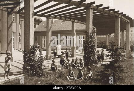 10., Waldmüllerpark 1 - Stadtkindergarten - Gartenblick, Unbekannt, Datum um 1926, Gelatinepapier, Höhe x Breite 38, 8 x 59, 6 cm, Rotes Wien, Kindheit, Soziales, Bezirk 10: Favoriten, Kindergarten, öffentliche Gärten, Park, Waldmüllerpark, Die Wiener Sammlung Stockfoto